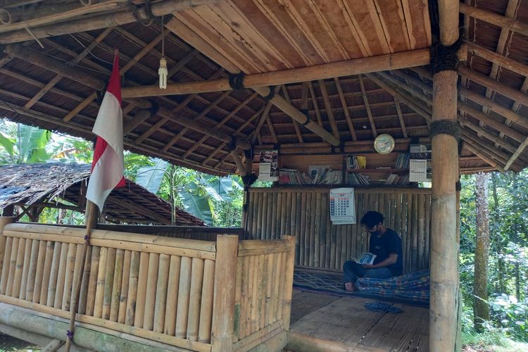 Desa Warungbanten dikenal sebagai desa Literasi di Kabupaten Lebak, Banten. Sebagai upaya membuat warga membaca, buku-buku disebar di banyak titik, mulai dari siskamling hingga kandang kambing.