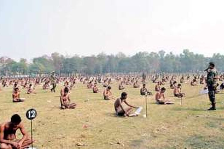 Para calon tentara India menjalani tes tertulis di kota Muzzafarpur, Bihar hanya dengan mengenakan celana dalam.