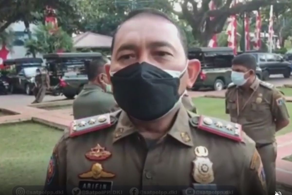 Kasatpol PP DKI Jakarta Arifin saat memberikan keterangan modus penipuan rekrutmen PJLP melalui siaran video, Selasa (27/7/2021)