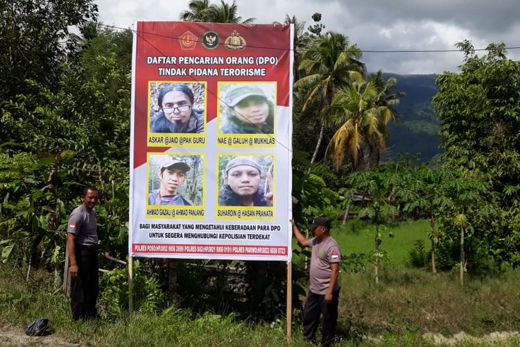 Baliho besar menampilkan wajah sisa anggota MIT yang masih buron di Poso, Sulawesi Tengah.