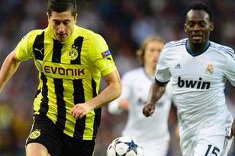 Gelandang Real Madrid, Michael Essien (kanan), berusaha membayangi striker Borussia Dortmund, Robert Lewandowski, pada leg kedua semifinal Liga Champions, Selasa (30/4/2013), di Santiago Bernabeu. Madrid menang 2-0.