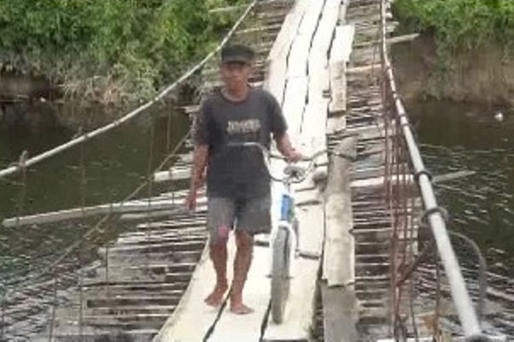 Meski dihadang kawanan buaya raksasa, warga Pasangkayu, Sulawesi Barat, nekat bertaruh nyawa melintasi jembatan gantung saat kawanan buaya tengah lalu lalang di bawah bentangan jembatan.