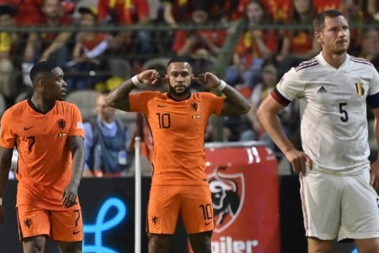 Striker Belanda, Memphis Depay (tengah) merayakan golnya ke gawang Belgia dalam pentas Grup D UEFA Nations League, Sabtu (4/6/2022) di Stadion Raja Baudoin.