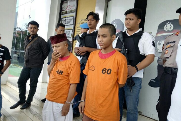 Kepolisian Tangerang Selatan menangkap Am (61) dan R (25), dua dari tiga pelaku pencetak dan pengedar uang palsu di salah satu apartemen kawasan Bintaro, Pondok Aren, Tangerang Selatan. Mereka ditangkap pada 30 Januari 2020.