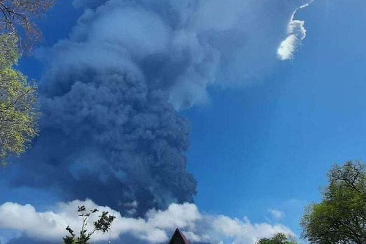 Foto : Gunung api Ile Lewotolok di Kabupaten Lembata, NTT, masih terus mengeluarkan erupsi, Senin (13/12/2021).