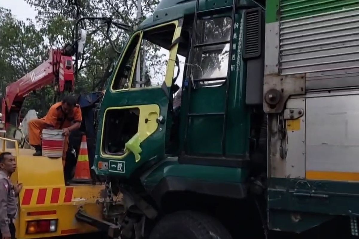 Satu unit truk boks berukuran besar menabrak sejumlah mobil dan motor di beberapa ruas jalan Kota Tangerang, Kamis (31/10/2024).