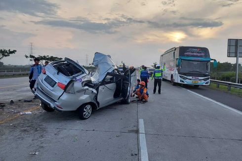 Bermula Pecah Ban, Avanza Tabrak Pembatas Jalan Tol di Nganjuk, 1 Orang Tewas