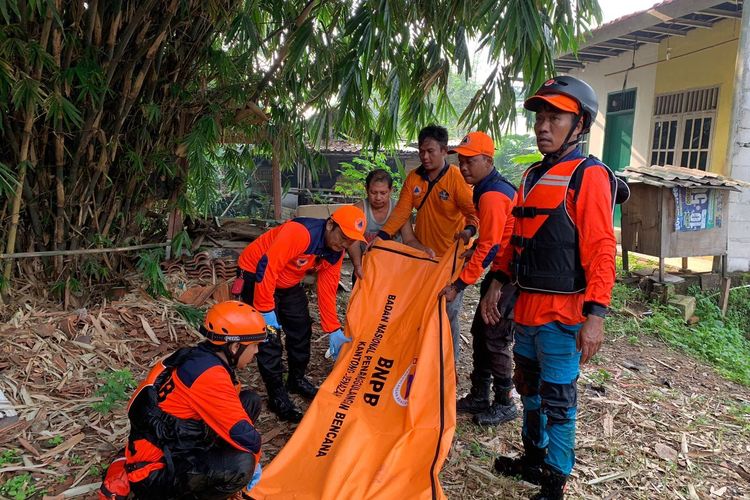 RAP bocah 7 tahun yang hanyut di sungai kawasan pondok Aren, Tangerang Selatan, telah ditemukan dalam kondisi meninggal dunia. Korban ditemukan pukul 07.45 WIB di belakang masjid An Ni'mah Perumahan Japos Jurang Mangu. 