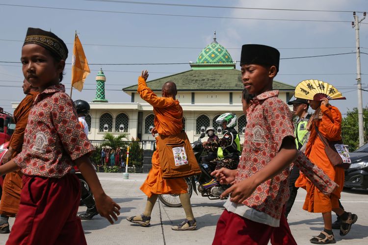 Biksu menjalankan ritual thudong kembali melanjutkan perjalanan dari Kota Tegal menuju Pemalang, Jawa Tengah, Rabu (24/5/2023). Sebanyak 32 biksu jalan kaki dari Thailand menuju Candi Borobudur untuk meyambut Hari Raya Waisak.