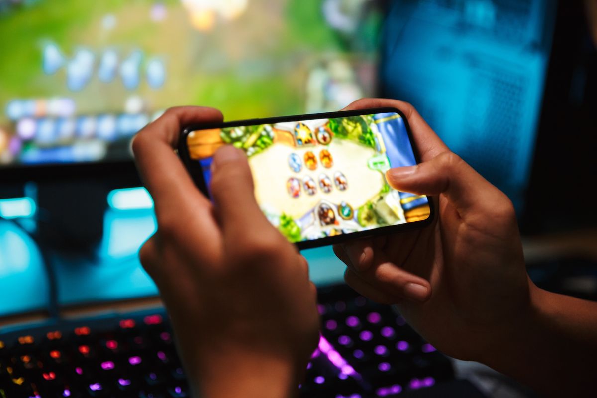 Ilustrasi bermain mobile game dengan smartphone 