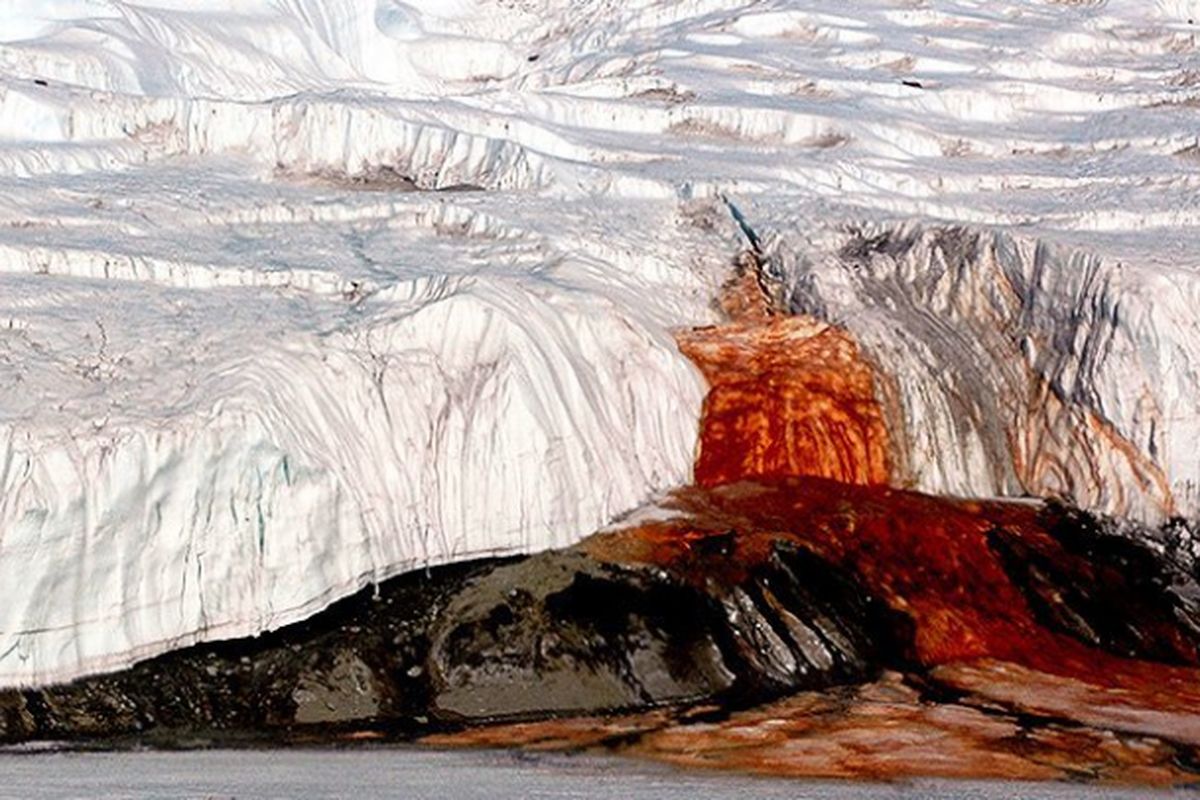 Blood Falls atau Air Terjun Darah di Antartika