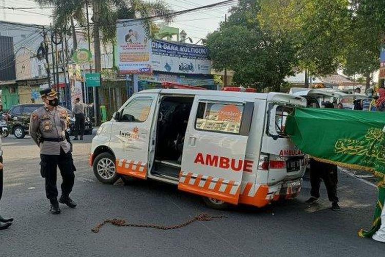 Proses evakuasi jenazah Kepala Desa Sukolilo Mulyanto dari mobil ambulans yang mengalami kecelakaan di Jalan Diponegoro, tepatnya di Perempatan Bleber, dekat Dealer Yamaha Harpindo, Sabtu (5/3/2022).