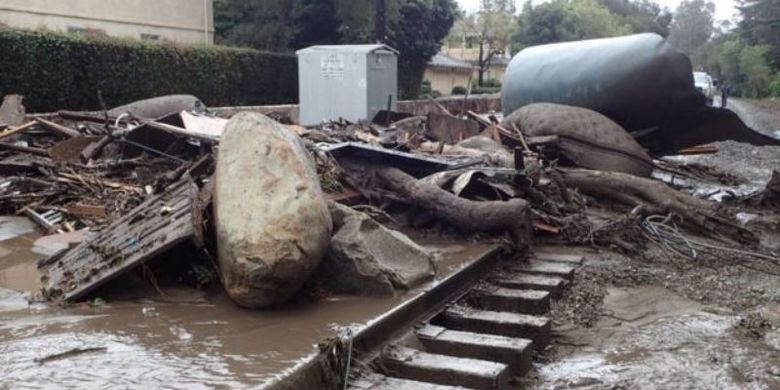 Reruntuhan batu, pohon, dan bangunan menutupi jalan di sekitar Montecito dalam banjir lumpur yang menerjang Selasa (9/1/2018).