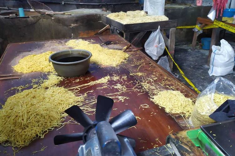 Sebuah Pabrik mie berbahan formalin di Kabupaten Bandung digrebeg jajaran Polresta Bandung. Dalam sehari pabrik tersebut berhasil memproduksi sebanyak 2 ton mie. Selain itu, Polisi juga berhasil mengamankan pemilik pabrik dan 13 orang saksi.