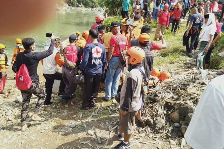 Tim SAR gabungan dari unsur TNI, Kepolisian, Basarnas, BPBD Kabupaten Bogor mengevakuasi jasad korban ke permukaan usai ditemukan di dasar sungai oleh Tim penyelam di Sungai Cianten, Kampung Cirangkong, Desa Cemplang, Kecamatan Cibungbulang, Bogor, Jawa Barat.