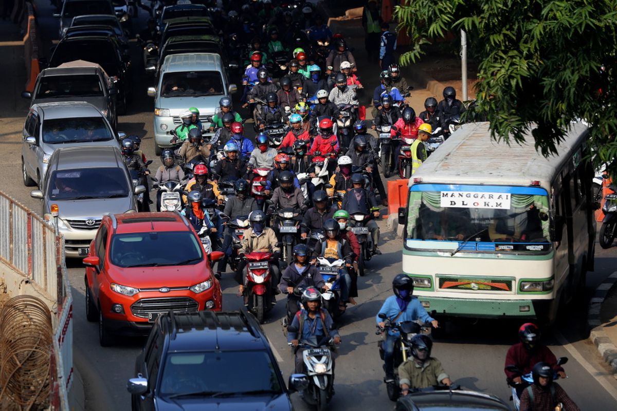 Sejumlah kendaraan terjebak kemacetan di jalan HR Rasuna Said, Kuningan, Jakarta Selatan, Selasa (25/7/2017). Direktorat Lalu Lintas Polda Metro Jaya memberlakukan rekayasa lalu lintas untuk mempercepat pengerjaan proyek pembangunan underpass Mampang-Kuningan.