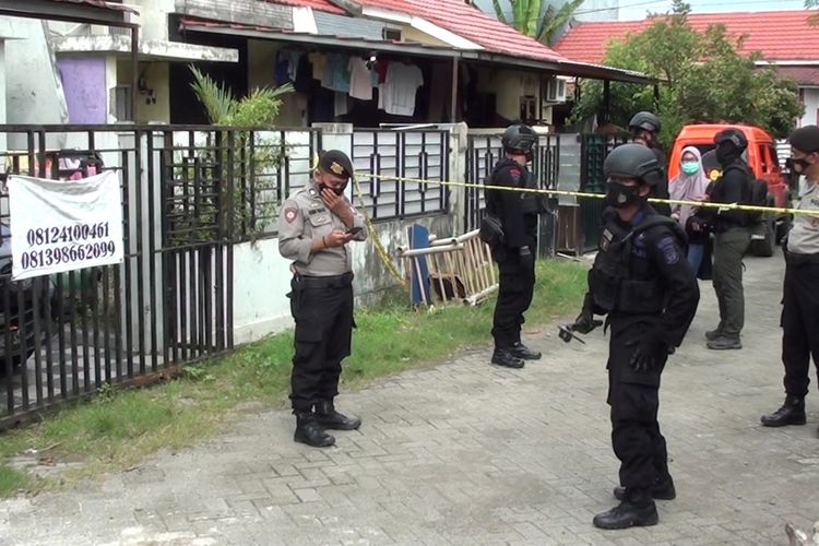 Tim Gegana Brimob Polda Sulsel melakukan penyisiran pasca penangkapan terduga teroris oleh Densus 88 Anti Teror di Gowa, Sulawesi Selatan. Kamis, (7/1/2021).