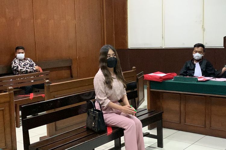 Ayu Thalia saat hadir sebagai terdakwa di Pengadilan Negeri Jakarta Utara, Selasa (17/5/2022). Ayu Thalia terjerat kasus dugaan pencemaran nama baik yang dilaporkan oleh putra Ahok, Nicholas Sean Purnama. 