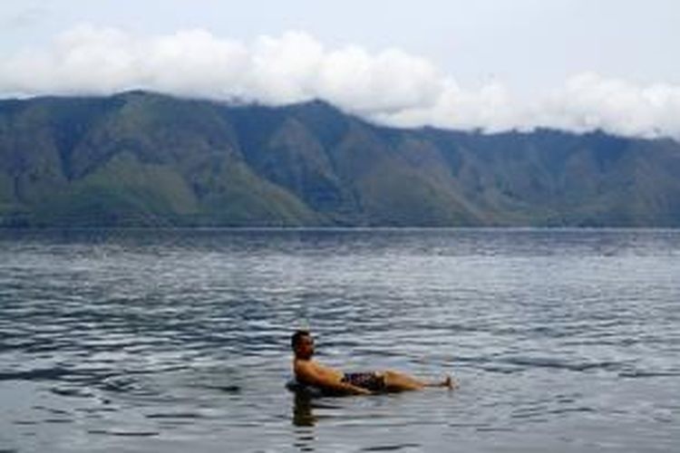 Bersantai di Pantai Pasir Putih, Danau Toba, Pulau Samosir, Sumatera Utara.