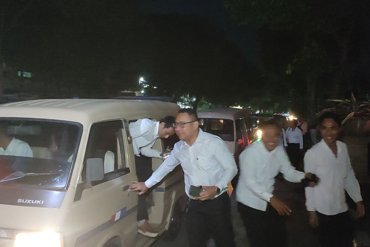 Sejumlah ASN di Kabupaten Buleleng, Bali, menaiki bemo ke lokasi pelantikan PPPK, Jumat (20/6/2024) di Taman Kota Singaraja, Kabupaten Buleleng, Provinsi Bali.