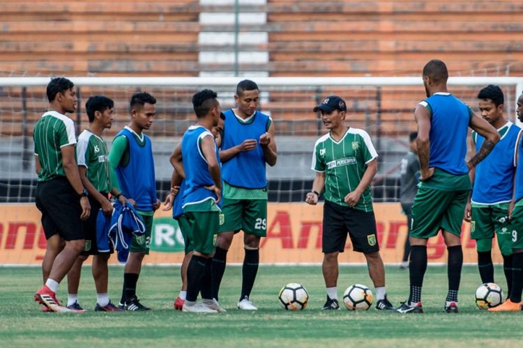 Tim pelatih dan pemain Persebaya Surabaya berlatih di Stadion Gelora Bung Tomo.