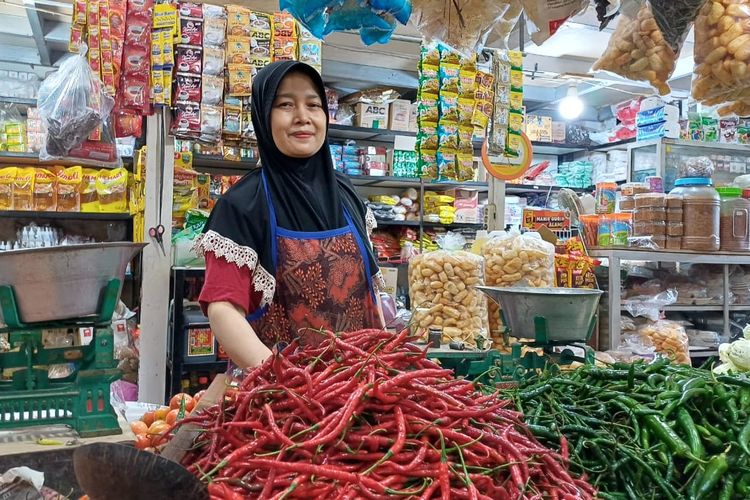 Harga bahan pokok di Kabupaten Purworejo masih tinggi. Meski demikian, ada penurunan harga disejumlah komoditi. 