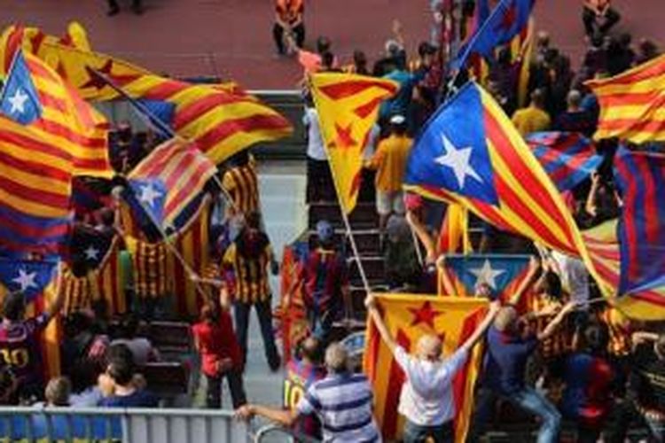 Kelompok separatis Catalonia mengibarkan bendera Estelada saat Barcelona melawan Las Palmas pada partai La Liga di Stadion Camp Nou, 26 September 2015.