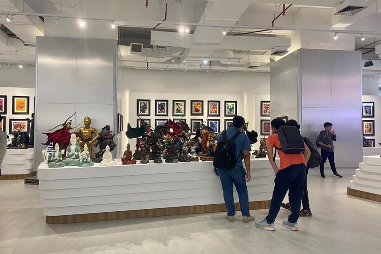 Pengunjung yang melihat-lihat aneka action figure superhero dan karakter terkenal di Statue 4 Heroes Gallery di lantai 4 Lotte Mall Jakarta, Kuningan, Jakarta Selatan.