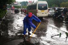 6 Pompa Sedot Banjir di Jalan Pasteur, Petugas Bersih-bersih Lumpur