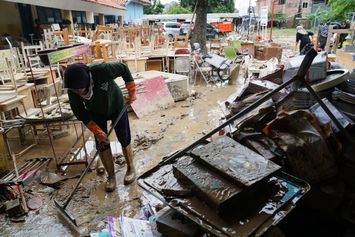 Banjir Surut, SMAN 21 Bekasi Mulai Dibersihkan