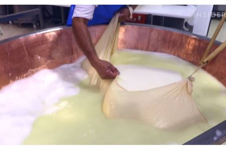 Proses pengangkatan endapan susu yang diangkat menggunakan kain.