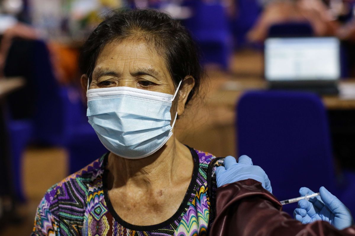 Vaksinasi Covid-19 bagi kelompok lanjut usia (lansia) dari Kementerian Kesehatan (Kemenkes) mulai dilaksanakan di BBPK Jakarta Kampus Hang Jebat, Jakarta, Senin (22/3/2021). Vaksinasi Covid-19 ini bisa dilakukan bagi lansia yang memiliki kartu tanda penduduk (KTP) DKI Jakarta dan non-DKI Jakarta.