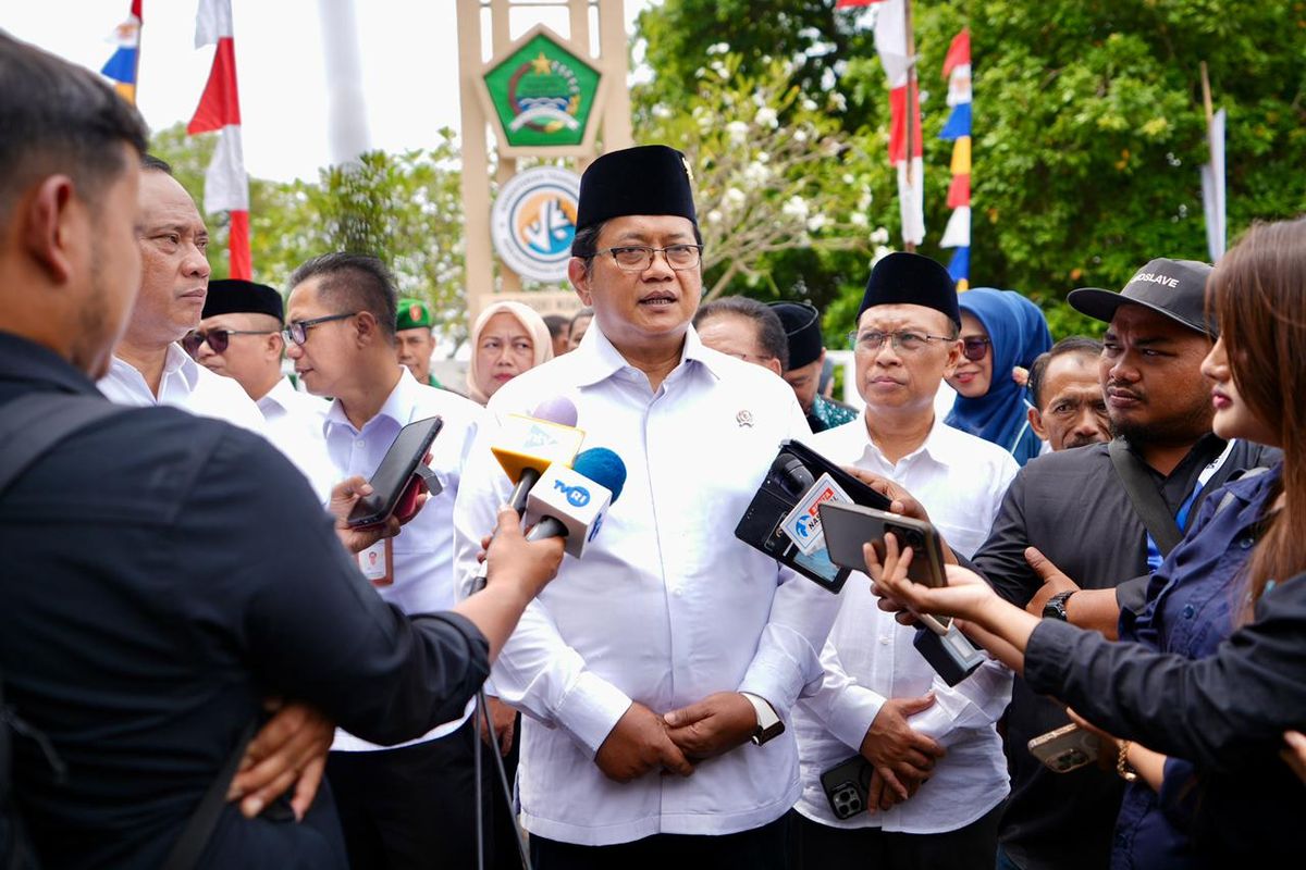 Wakil Menteri Transmigrasi (Wamentrans) Viva Yoga Mauladi dalam sesi doorstop pada peringatan HUT ke-75 HBT di Makam Pionir Transmigrasi, Desa Sukra, Rabu (10/12/2025).