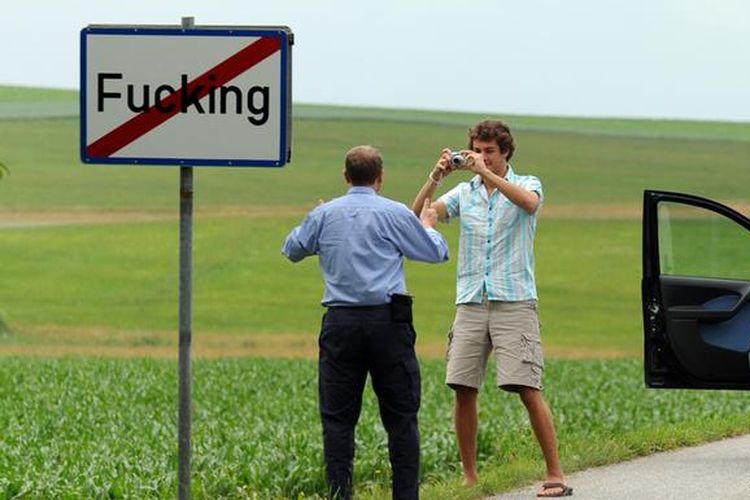 Banyak turis yang datang untuk berfoto di papan nama desa Fucking, Austria.