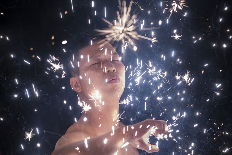 Seorang warga menjalani ritual mandi dengan kembang api di Desa Fangshan, pesisir provinsi Fujian, China, Kamis (16/2/2017). Ritual unik tersebut dipercaya oleh penduduk setempat dapat membersihkan diri dari aura roh-roh jahat.