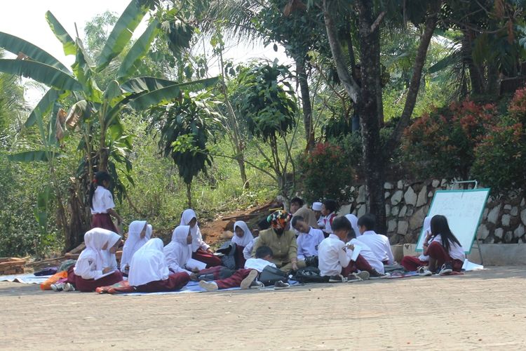 Puluhan siswa SDN Pancawangi Cianjur, Jawa Barat sudah dua bulan belajar di tanah lapang akibat bangunan kelas mereka ambruk. Mereka berharap pemerintah daerah meminjamkan tenda untuk kelas darurat