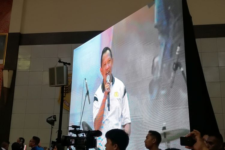 Kepala Kepolisian Republik Indonesia (Polri) Jenderal Pol Tito Karnavian sempat menyampaikan sambutannya seusai melakukan olahraga bersama di GOR Mabes TNI, Cilangkap, Jakarta, Selasa (6/3/2018). 