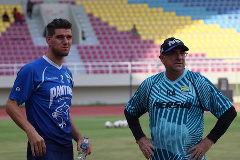 Meski Ditinggal Jupe, Robert Sebut Lini Belakang Persib Sudah Stabil