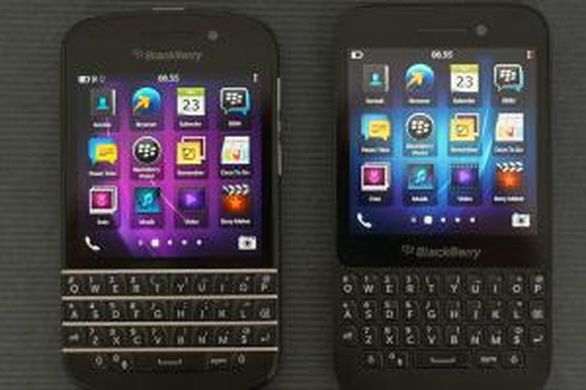 BlackBerry Q10 (kiri) dan BlackBerry Q5 (kanan)