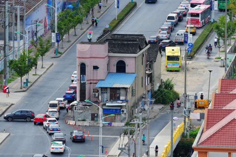 Rumah Zhang Xinguo yang berada di tengah jalan.