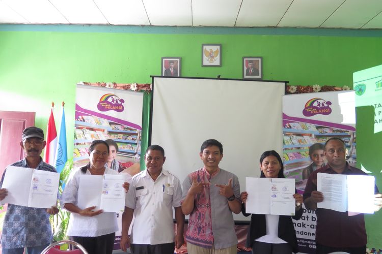 Penandatanganan MoU (Nota Kesepahaman) Taman Bacaan Pelangi dengan 40 Sekolah Dasar di Kabupaten Nagekeo, Flores untuk Pendirian Perpustakaan Ramah Anak, Rabu (12/4/2023).


