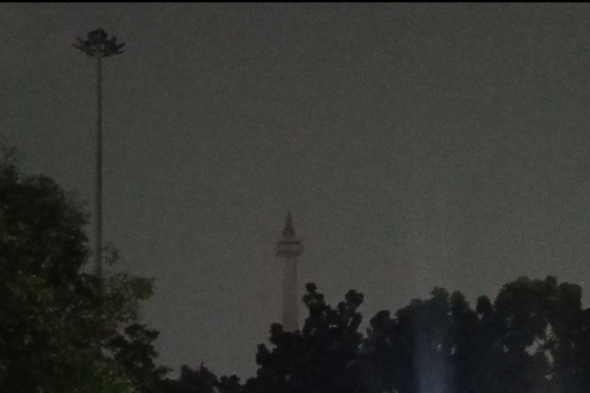 Kawasan Monas gelap gulita dalam rangka aksi hemat energi dan pengurangan emisi karbon mulai pukul 20.30 hingga 21.30 pada Sabtu (2/7/2022).