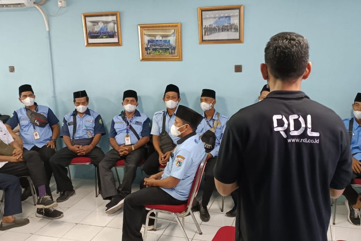 Pramudi Koperasi Mikrolet Jakarta Raya (Komilet Jaya) saat mengikuti pelatihan soft skill dan mendengar instruksi dari Rifat Drive Labs (RDL) di Kantor Komilet Malaka Raya, Duren Sawit, Senin (14/11/2022). Pelatihan itu dilakukan agar para pengemudi dapat mempunyai soft skill ketika sedang bertugas.