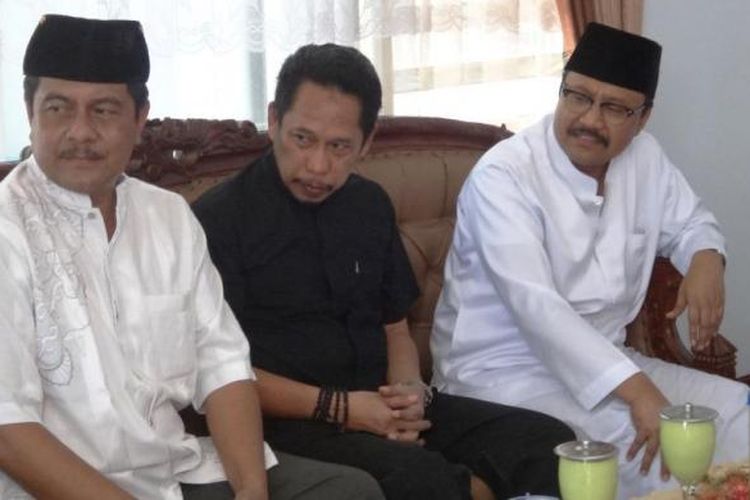 Wakil Gubernur Jawa Timur, Syafullah Yusuf (berkacamata), saat menghadiri kegiatan perlombaan santri tingkat Jawa Timur, di Pondok Pesantren Nurul Islam, Jember, Sabtu (24/10/2015).