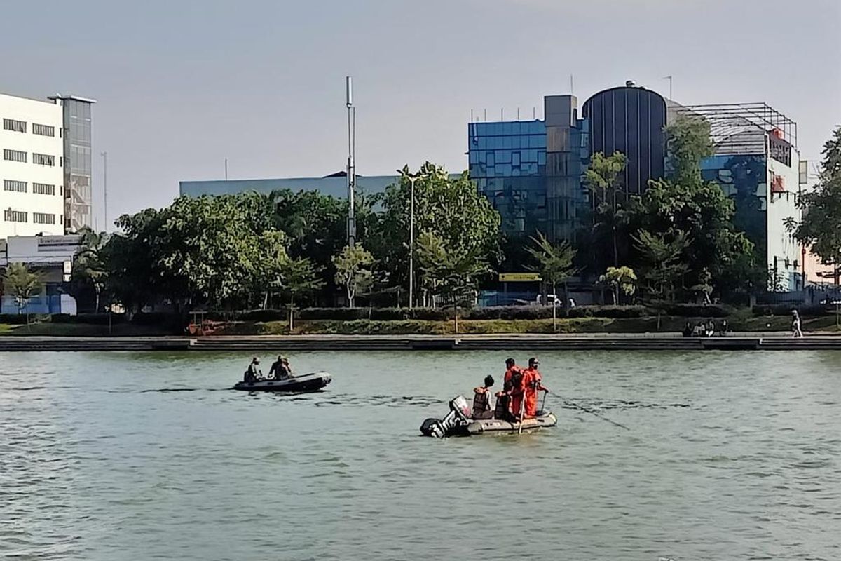 Tim SAR cari pemancing yang tenggelam di Danau Sunter, Tanjung Priok, Jakarta Utara, Senin (9/8/2021).