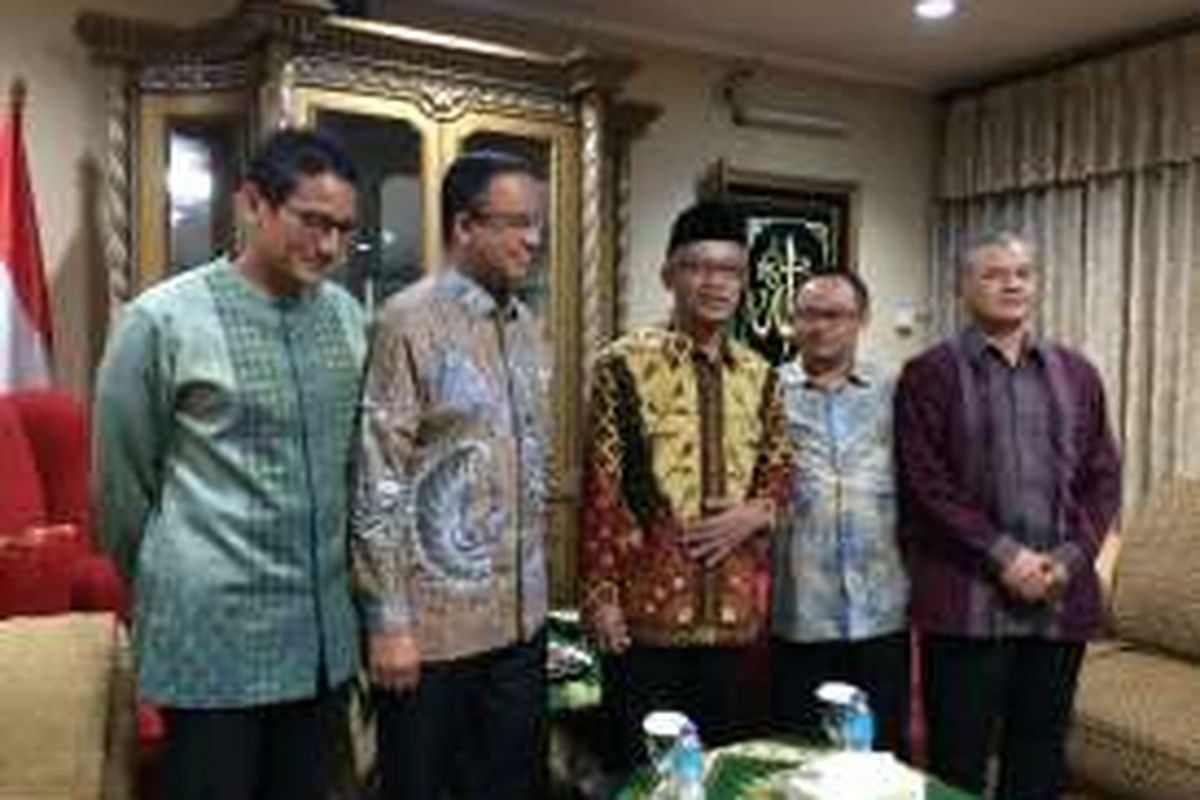 Dari kiri, bakal cawagub DKI Sandiaga Uno, bakal cagub DKI Anies Baswedan dan Ketua Umum PP Muhammadiyah Haedar Nashir di Kantor PP Muhammadiyah, Jakarta Pusat, Senin (17/10/2016).