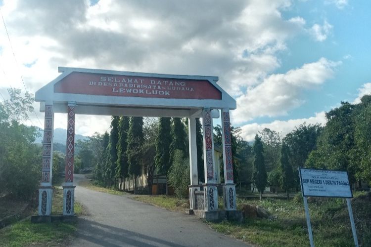 Foto: Jalan masuk menuju Desa Lewokluok, Kecamatan Demon Pagong, Kabupaten Flores Timur, NTT.