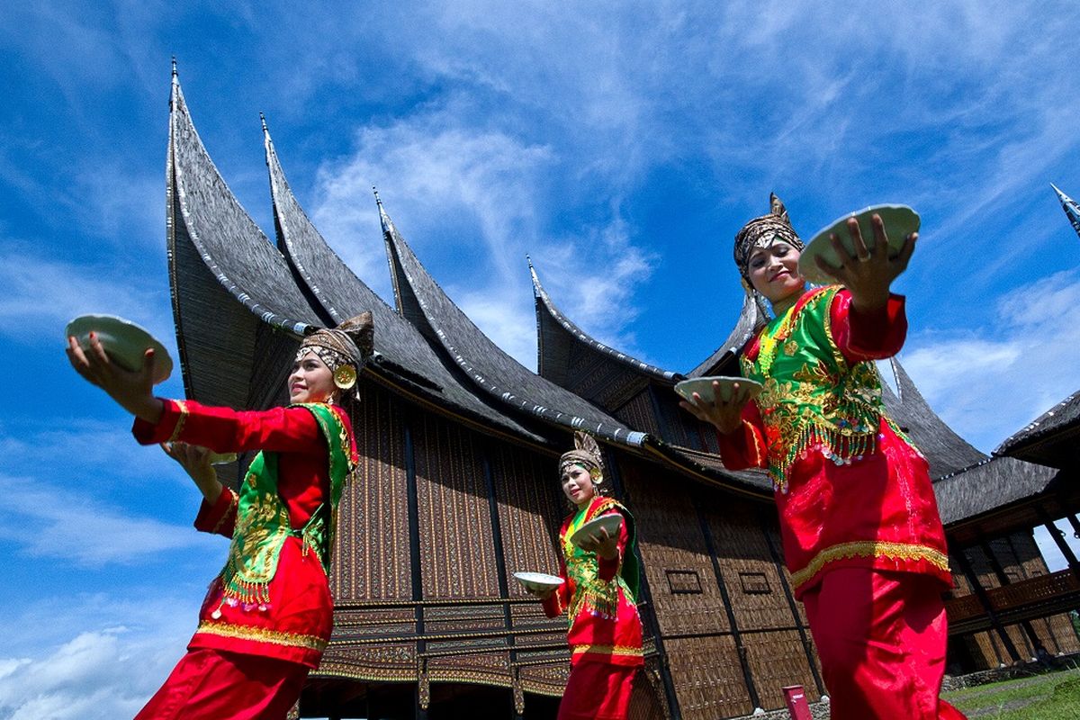 Tari Piring khas Minangkabau, Sumatra Barat.