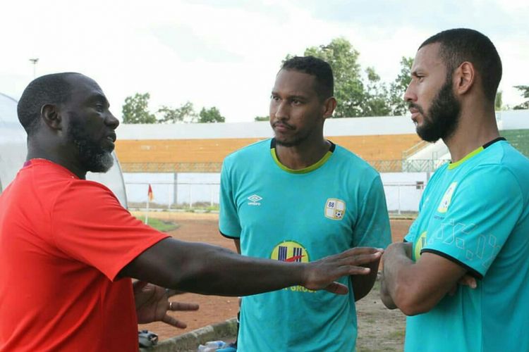 Pelatih Barito Putera Jacksen F. Tiago (kiri) saat berbincang dengan Lucas Silva dan Artur Viera.