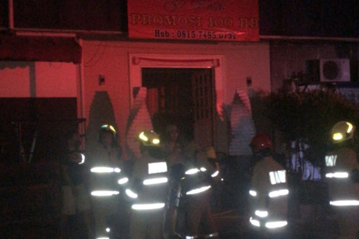 Petugas Damkar Jakarta Selatan saat tengah memadamkan api yang membakar salah satu hotel di kawasan Panglima Polim V, Melawai, Kebayoran Baru, Jakarta Selatan, Jumat (18/8/2023).